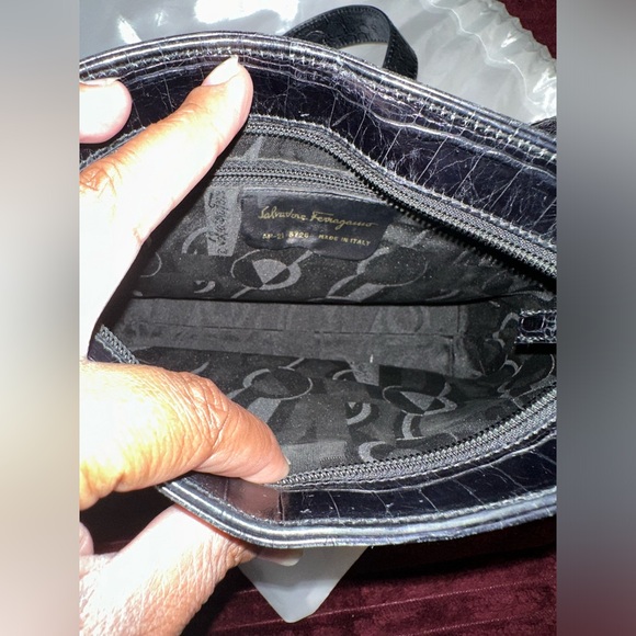 Salvatore Ferragamo Vara Croc Embossed Shoulder Bag - Picture 12 of 16